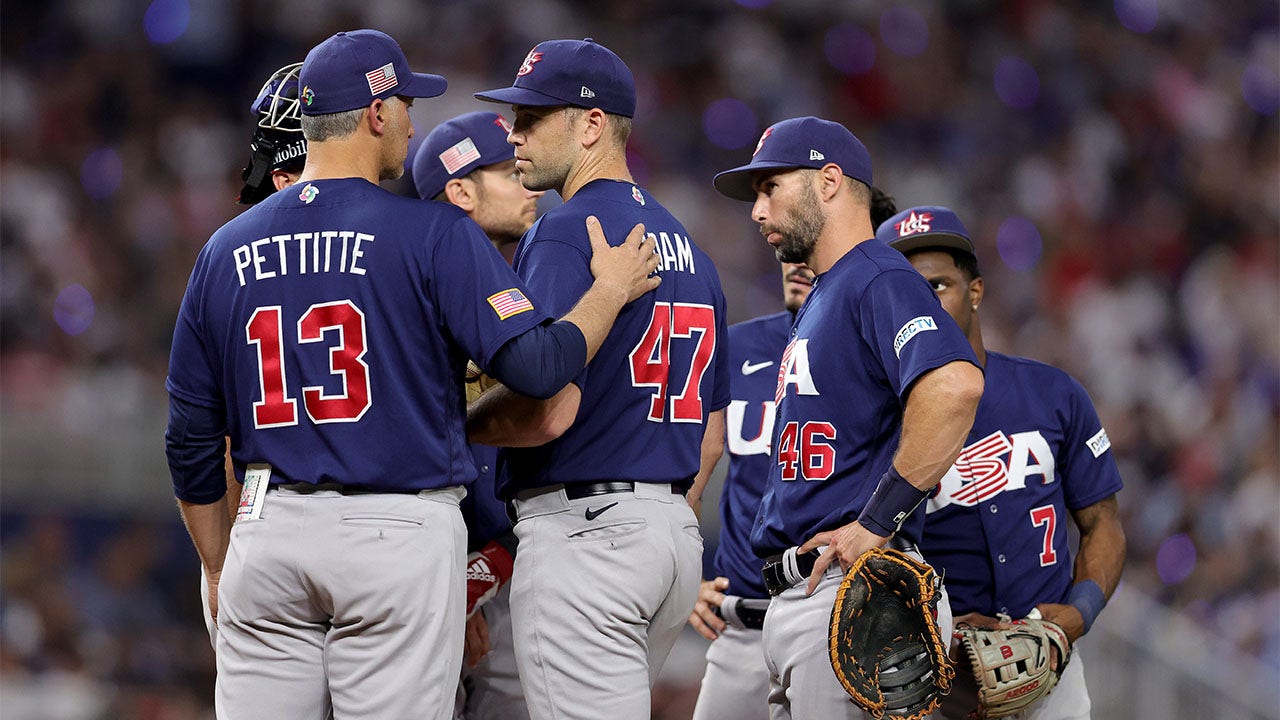 Andy Pettitte leads mound meeting
