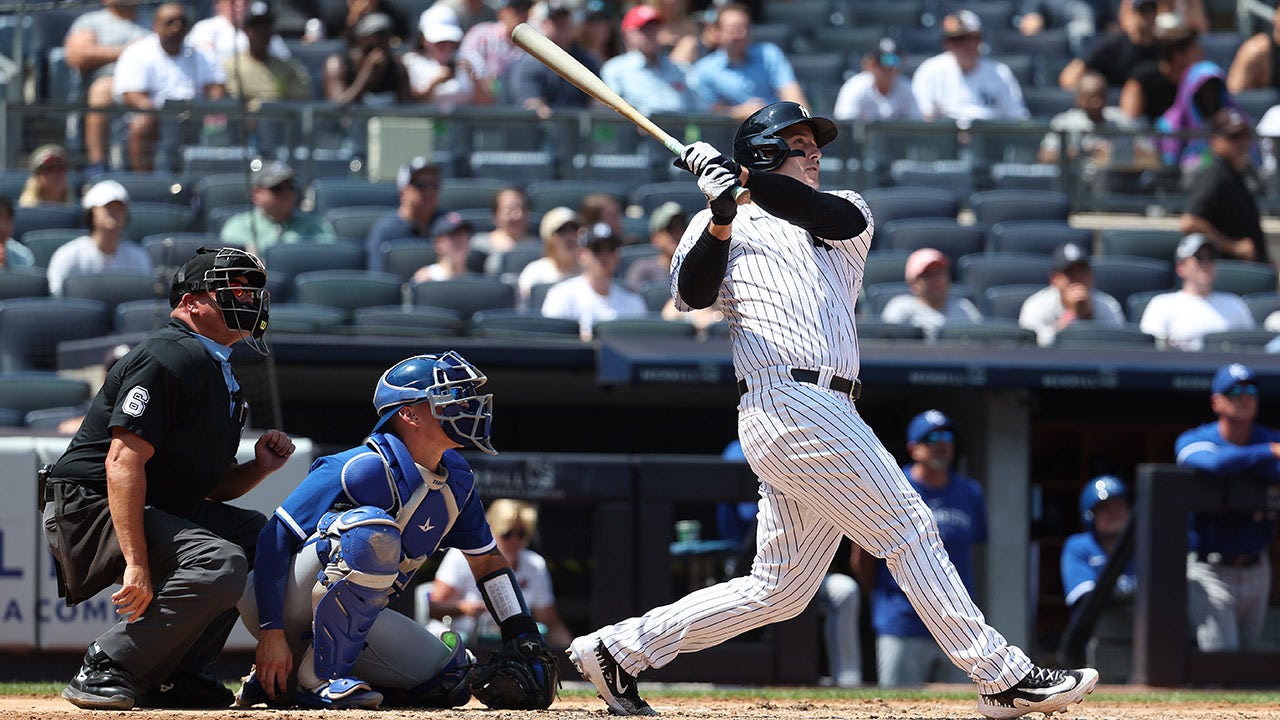 Anthony Rizzo swings