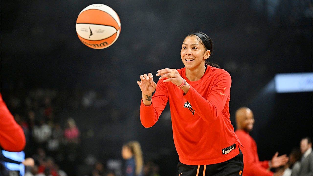 Candace Parker warms up