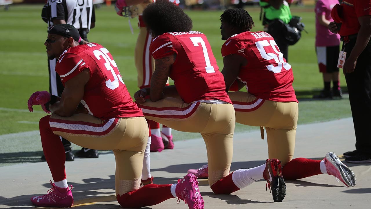 49ers players kneel for the anthem