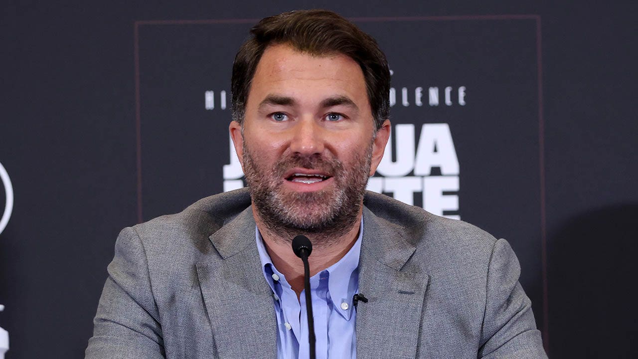 Top boxing promoter rips moment influencer flashes crowd after win: 'We live in a f---ing mental world'