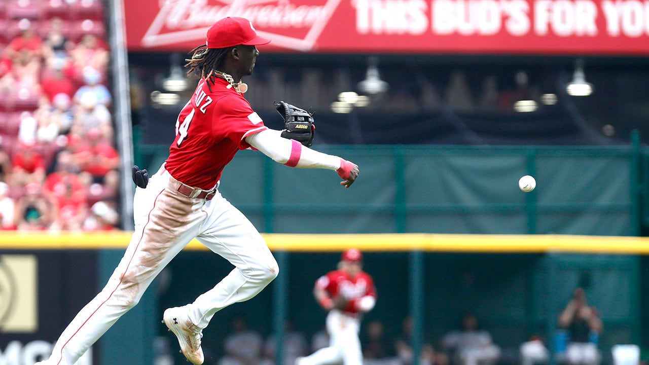 Elly De La Cruz makes a throw during a Reds game