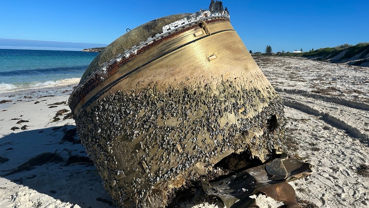 قد يكون لـ “خردة فضائية” غامضة جرفت الشاطئ في أستراليا تفسير أرضي