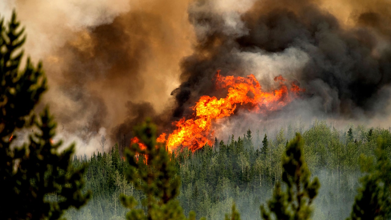 Canadá está luchando contra su peor temporada de incendios forestales registrada, mientras el humo envuelve a América del Norte