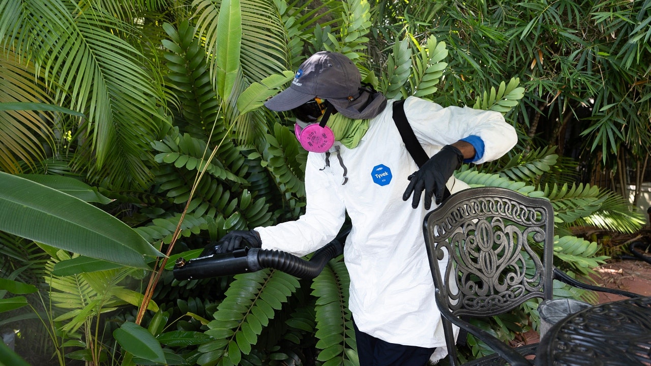 Un inspecteur de Miami-Dade Mosquito Control pulvérise un pesticide pour tuer les moustiques adultes