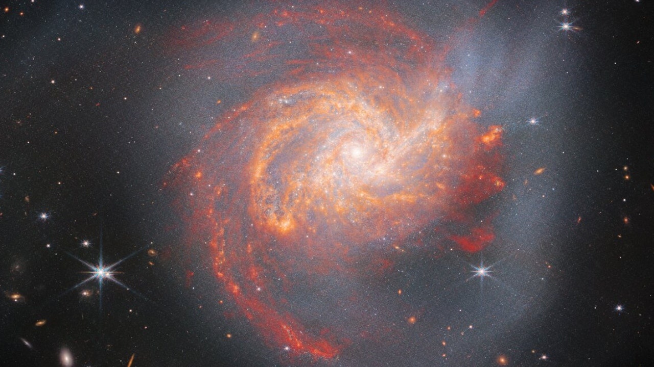 يلتقط تلسكوب جيمس ويب الفضائي تصادم المجرة المذهل