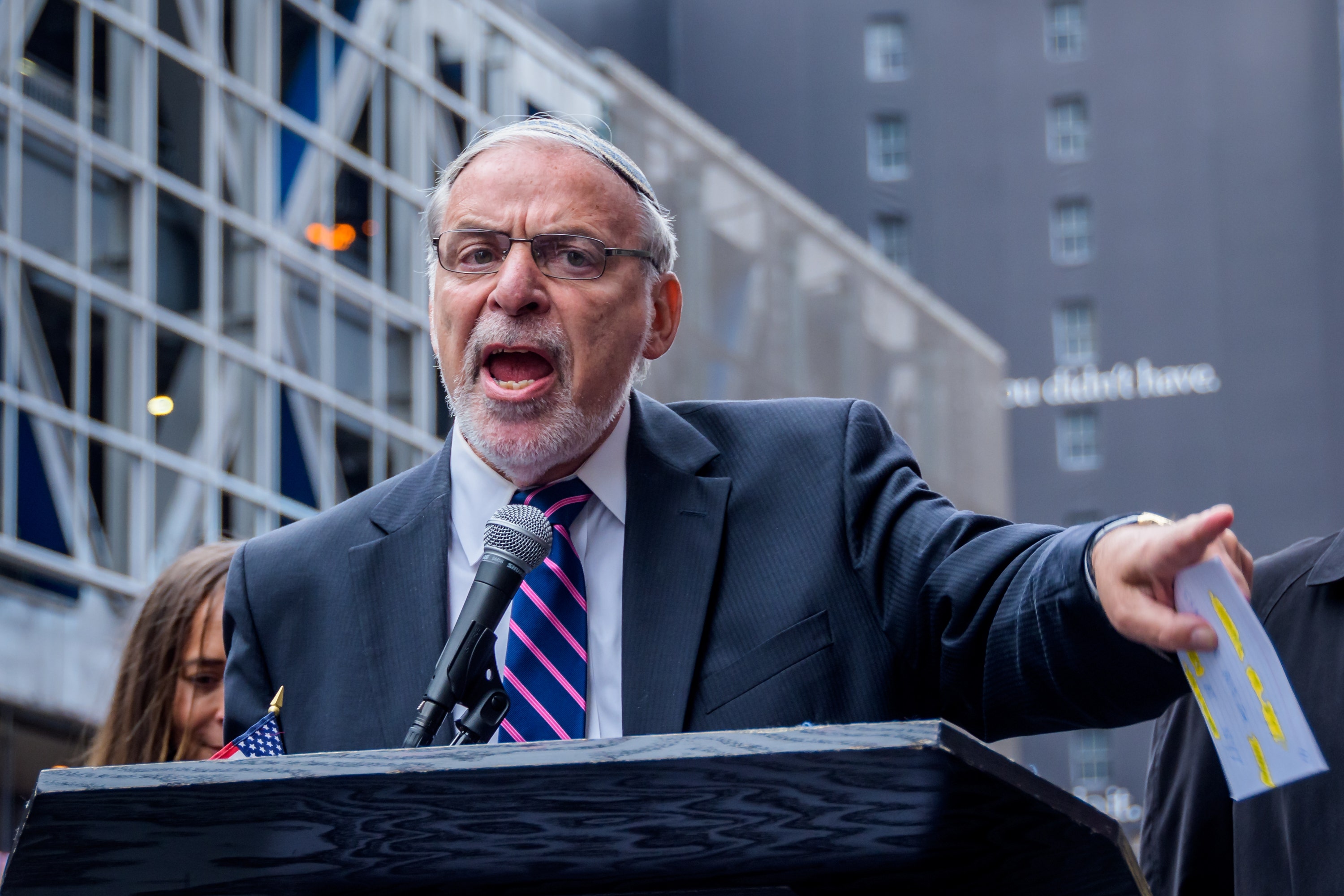 Dov Hikind, ein lebenslanger Demokrat, der 36 Jahre lang im New York State Assembly diente und später die Gruppe Americans Against Antisemitism gründete, tritt nun der Republikanischen Partei bei.