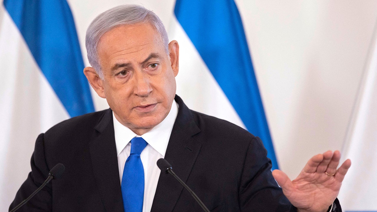 El primer ministro israelí Netanyahu fue dado de alta del hospital mientras los manifestantes protestaban por su plan de reforma judicial antes de una votación clave.