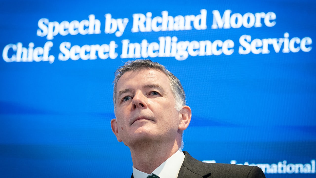 El jefe del MI6 de Gran Bretaña alienta a los disidentes rusos a espiar para el Reino Unido: “Nuestra puerta siempre está abierta”