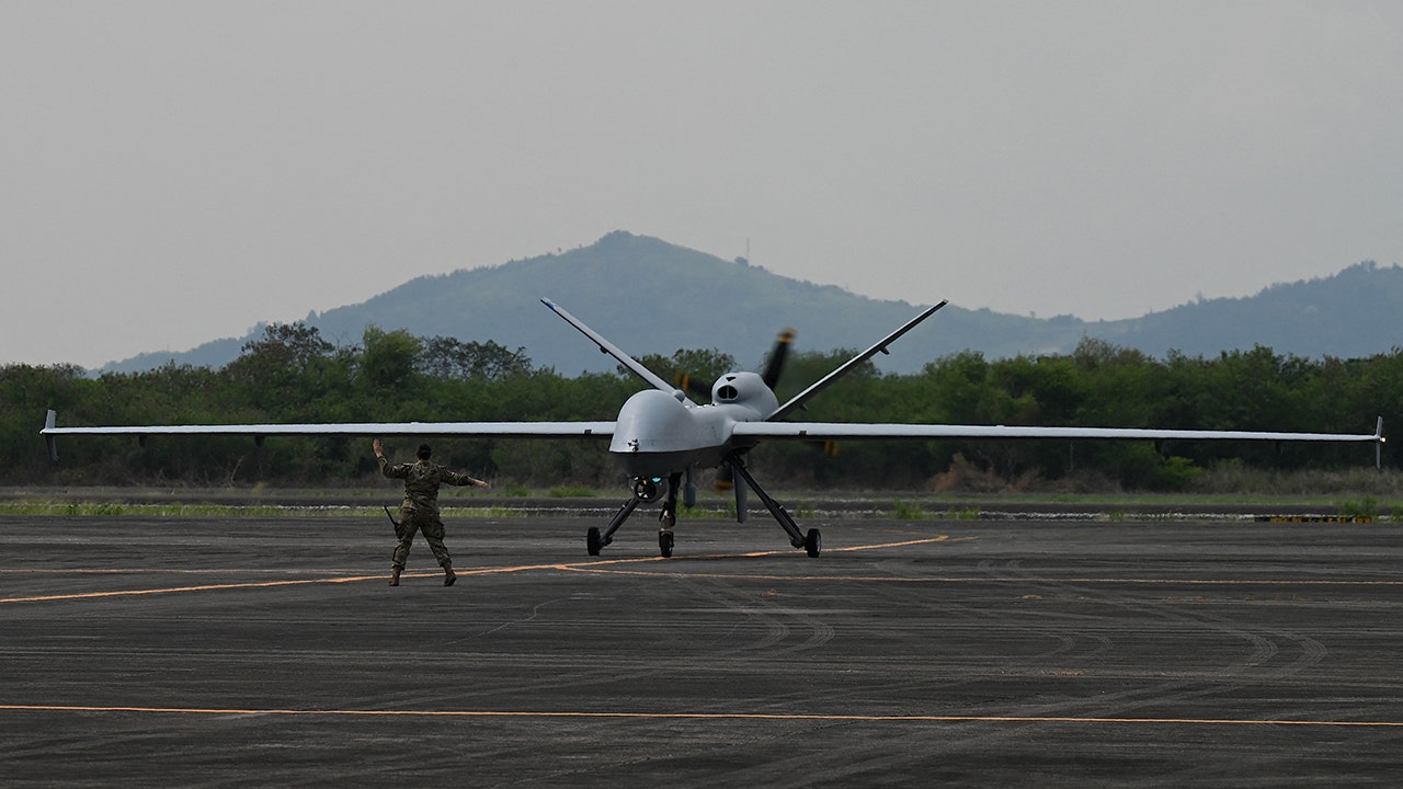 Ein US-Soldat steuert die MQ-9 Reaper-Drohne