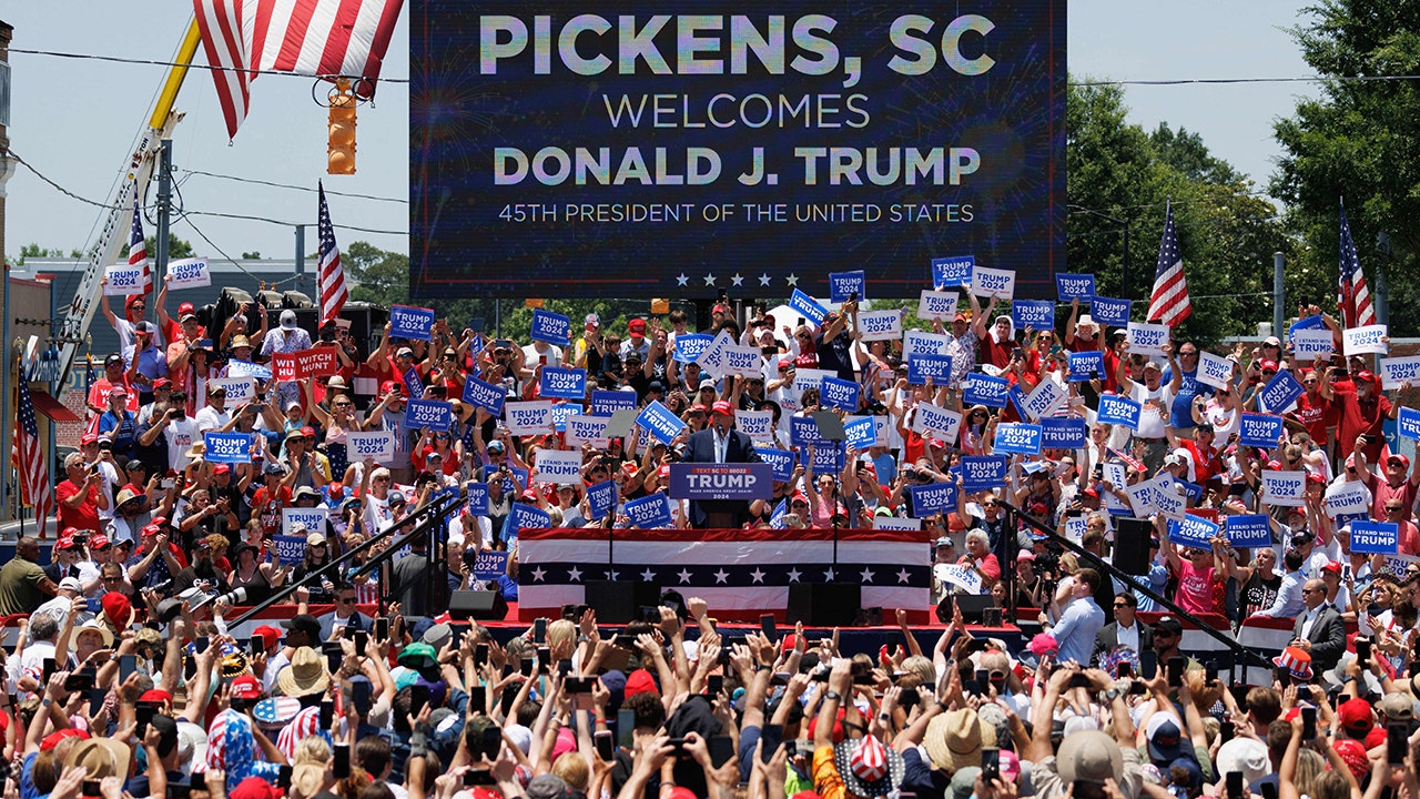Trump's Massive Crowd Astounds Small South Carolina