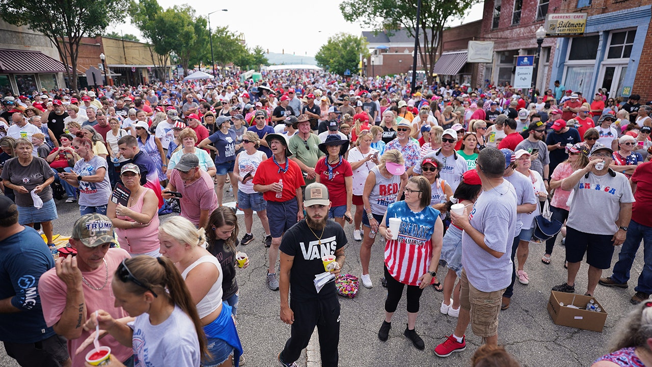 Trump draws massive crowd of at least 50K in small South Carolina town ...