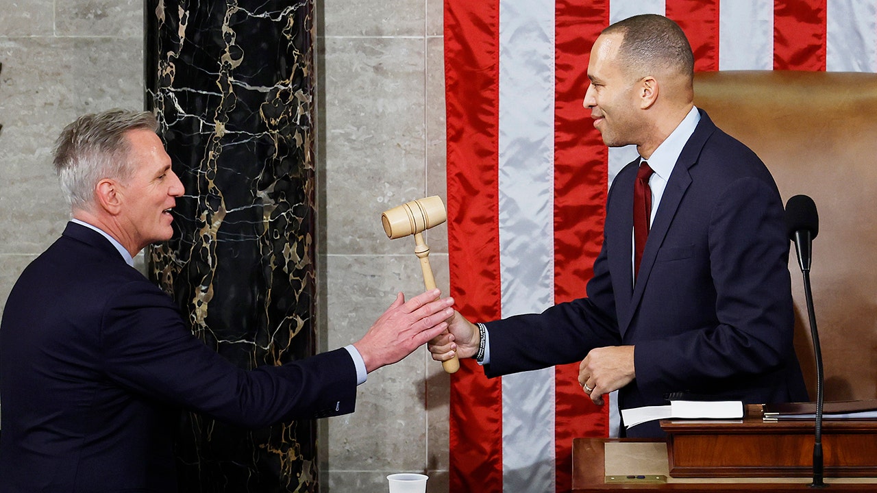 Hakeem Jeffries und Kevin McCarthy spielen mit dem Hammer