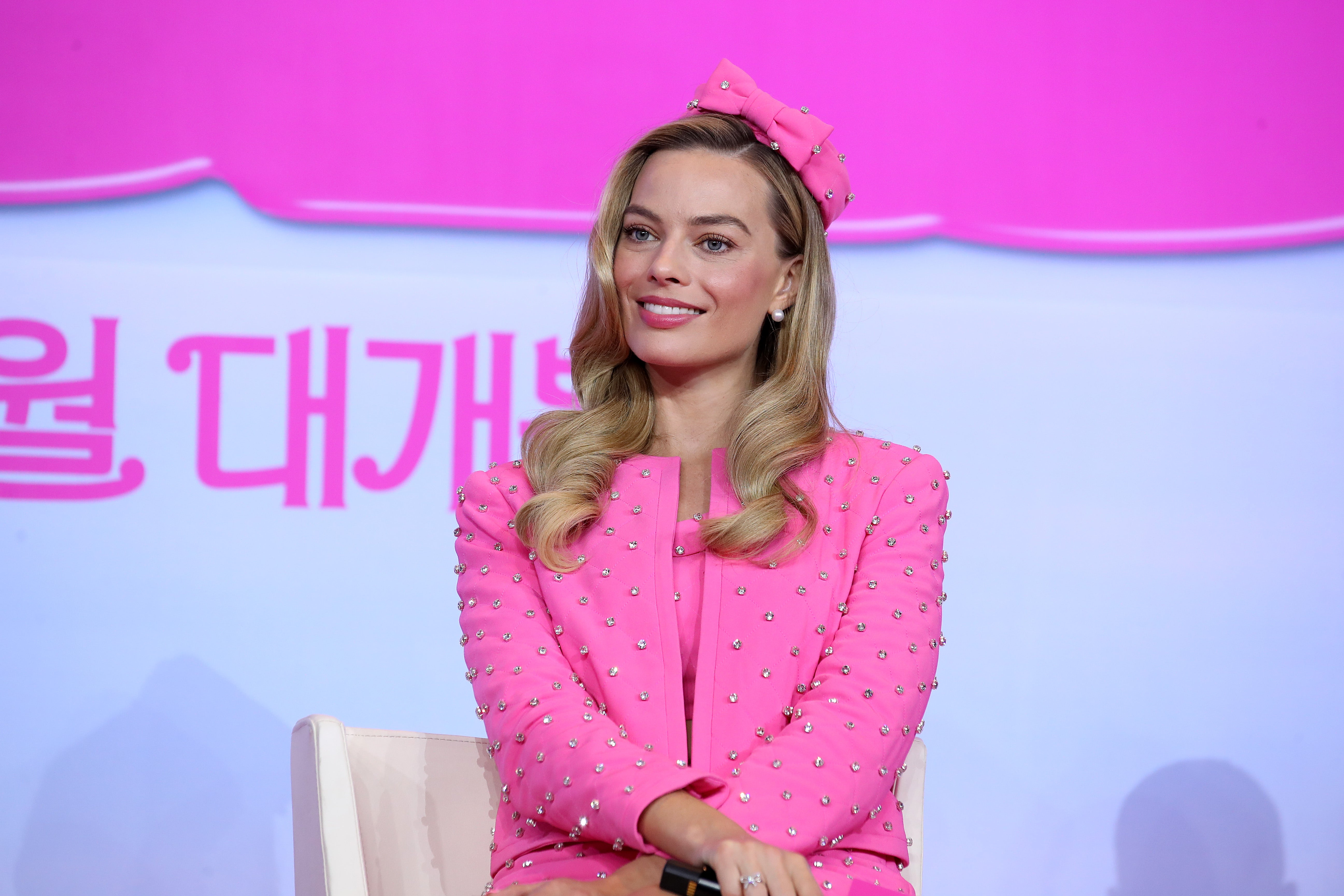 Margot Robbie in pink Barbie outfit
