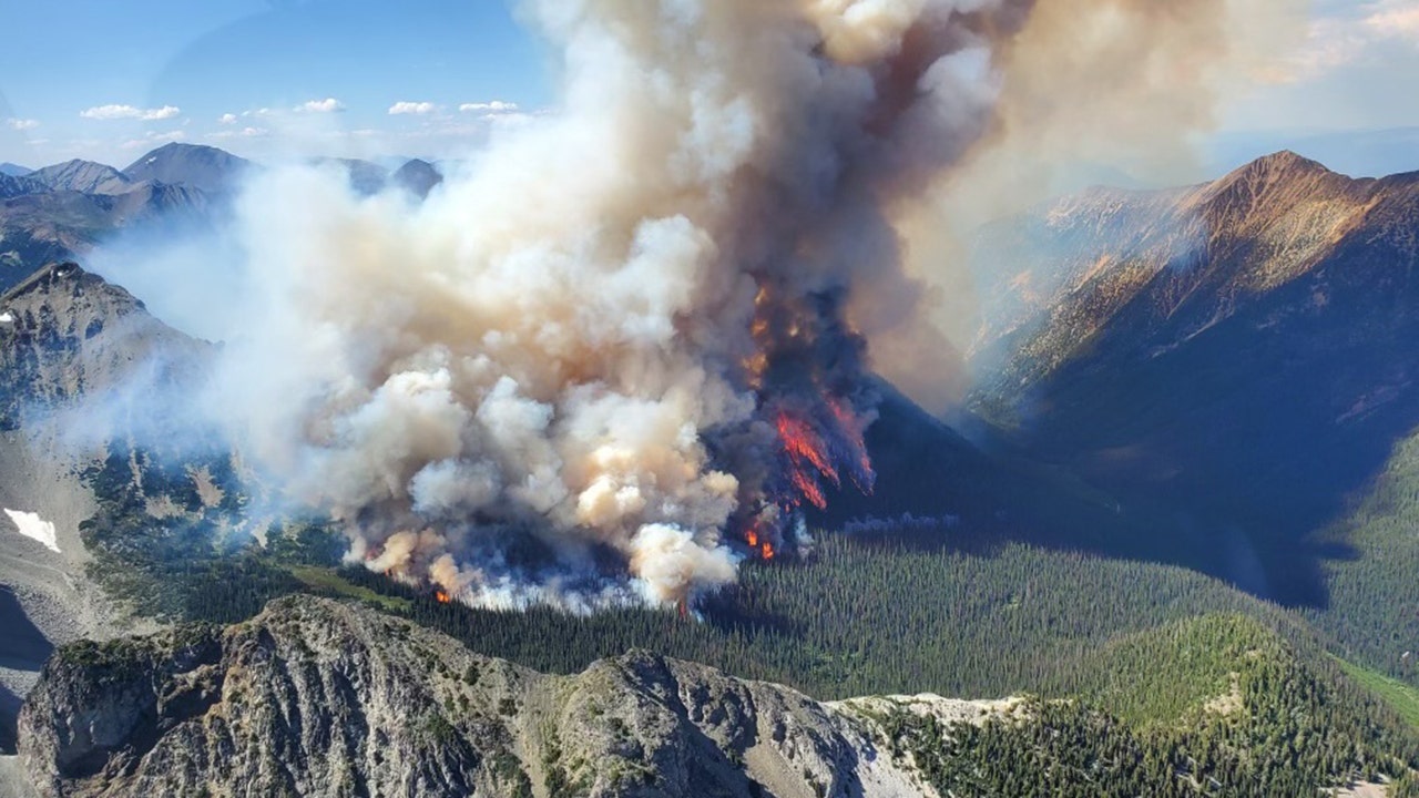 تسبب الصواعق الكندية في أكثر من 100 حريق غابات جديد في كولومبيا البريطانية ، ليرتفع الإجمالي إلى 300 حريق