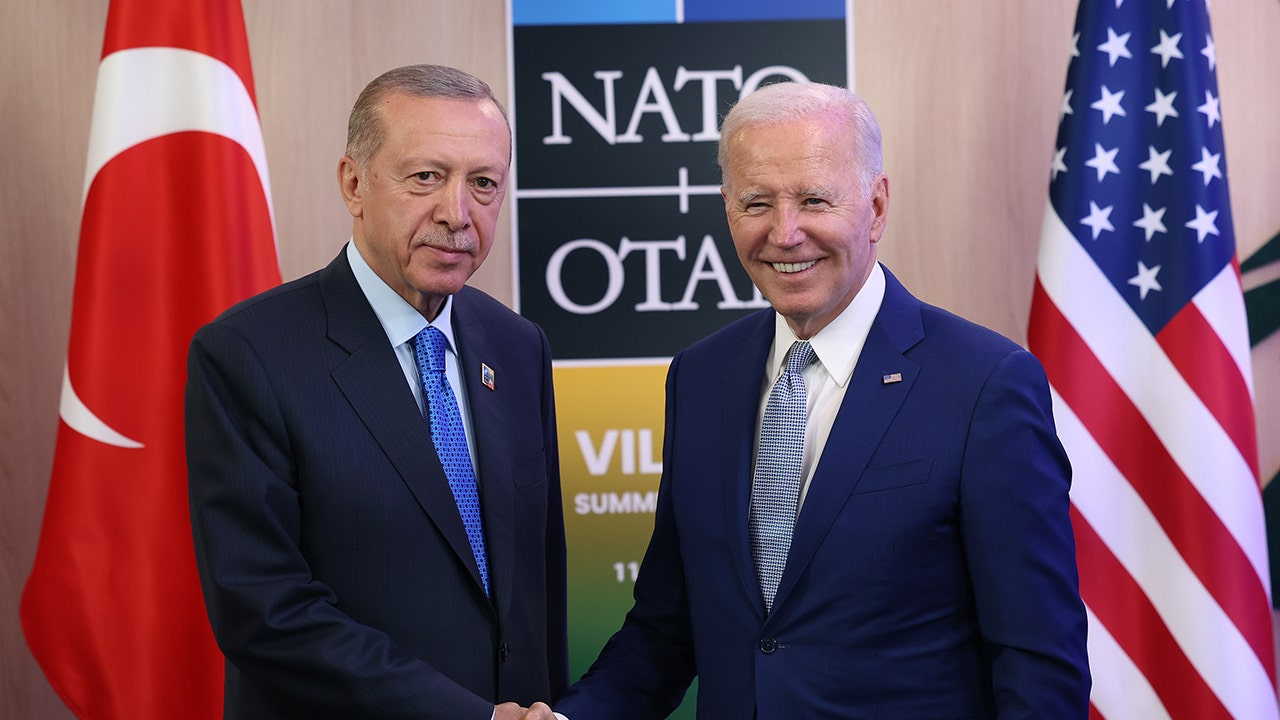 هل تخطط تركيا لمفاجأة أكتوبر بشأن محاولة السويد الانضمام إلى الناتو؟