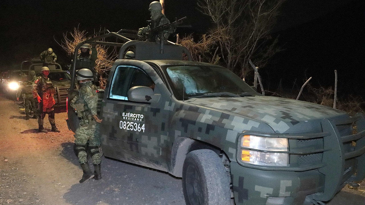 مقتل 6 من ضباط الشرطة والمدعين العامين المكسيكيين في سلسلة انفجارات قنابل على الطرق