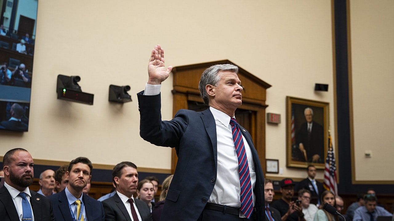 FBI-Direktor Chris Wray wird in der Anhörung des Justizausschusses des Repräsentantenhauses vereidigt