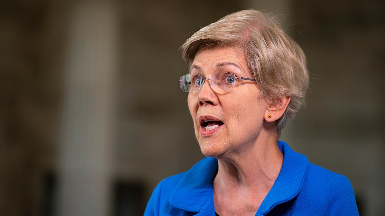 Elizabeth Warren gibt ein Interview aus dem Inneren des Kapitolgebäudes