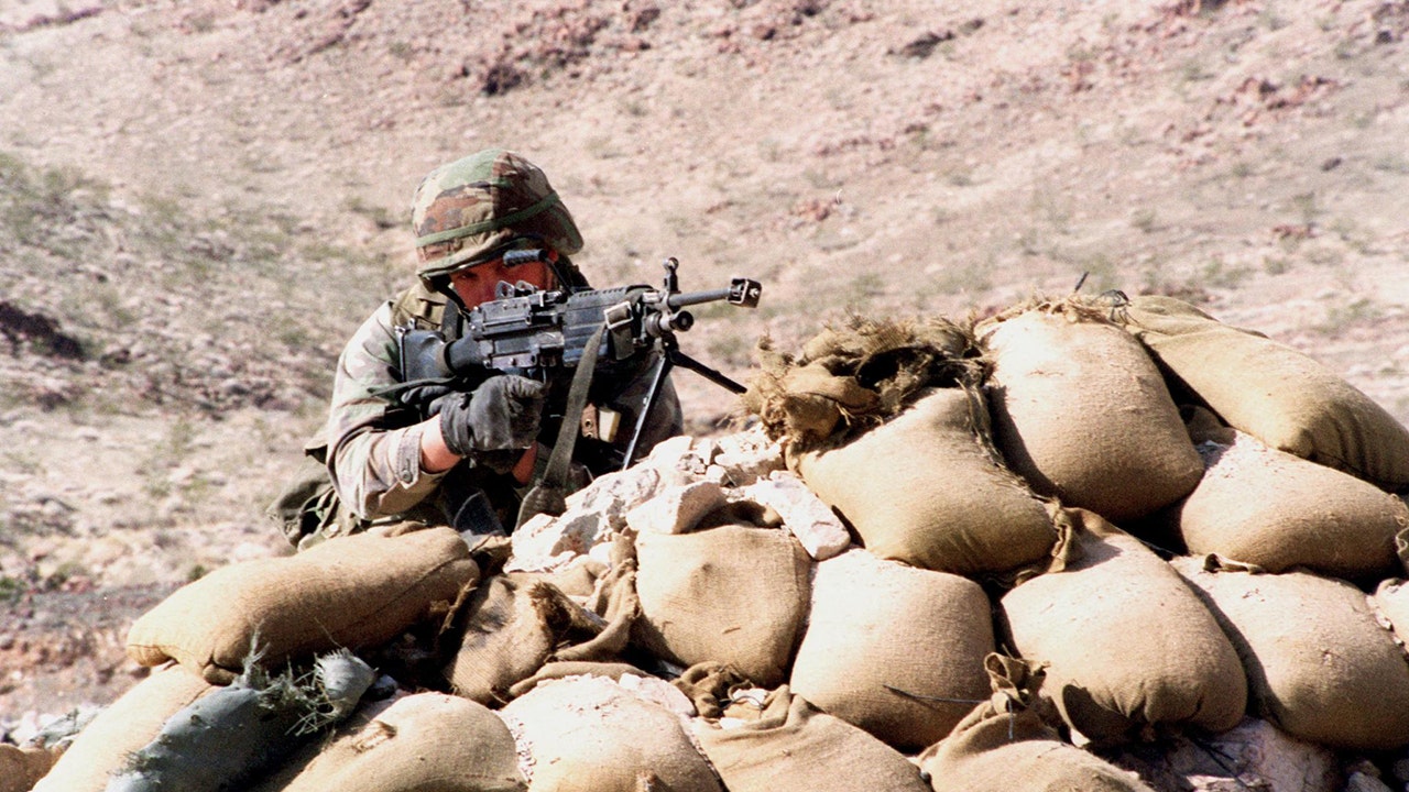 Ein Soldat mit einer Waffe