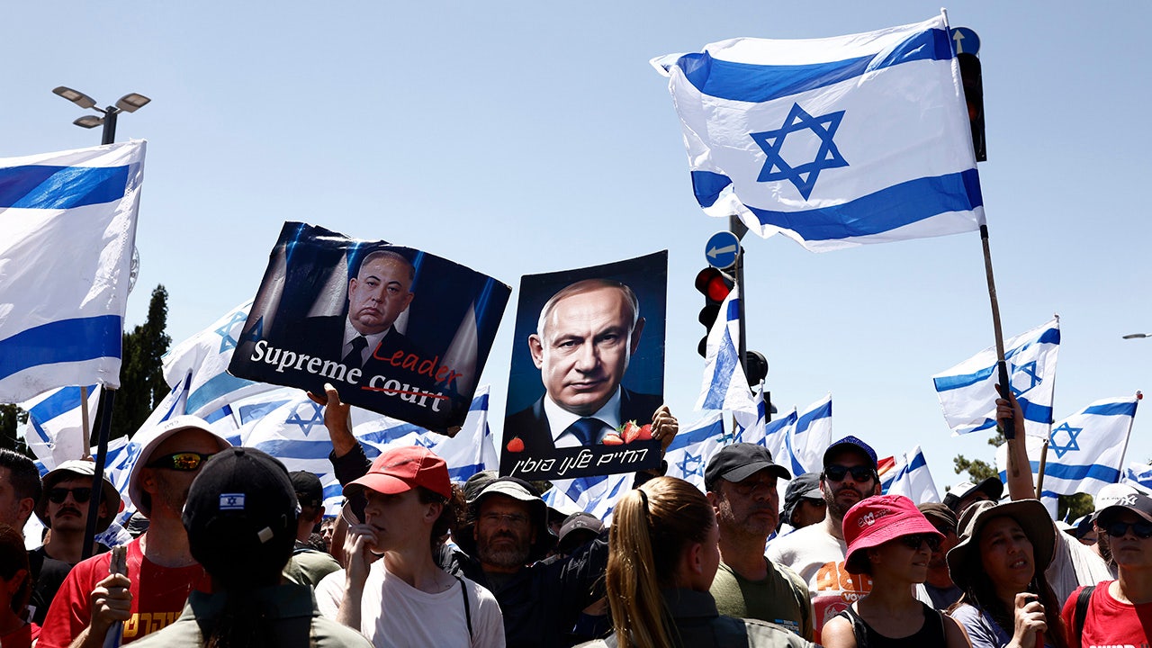 Demonstranten halten ein Netanjahu-Plakat in der Hand