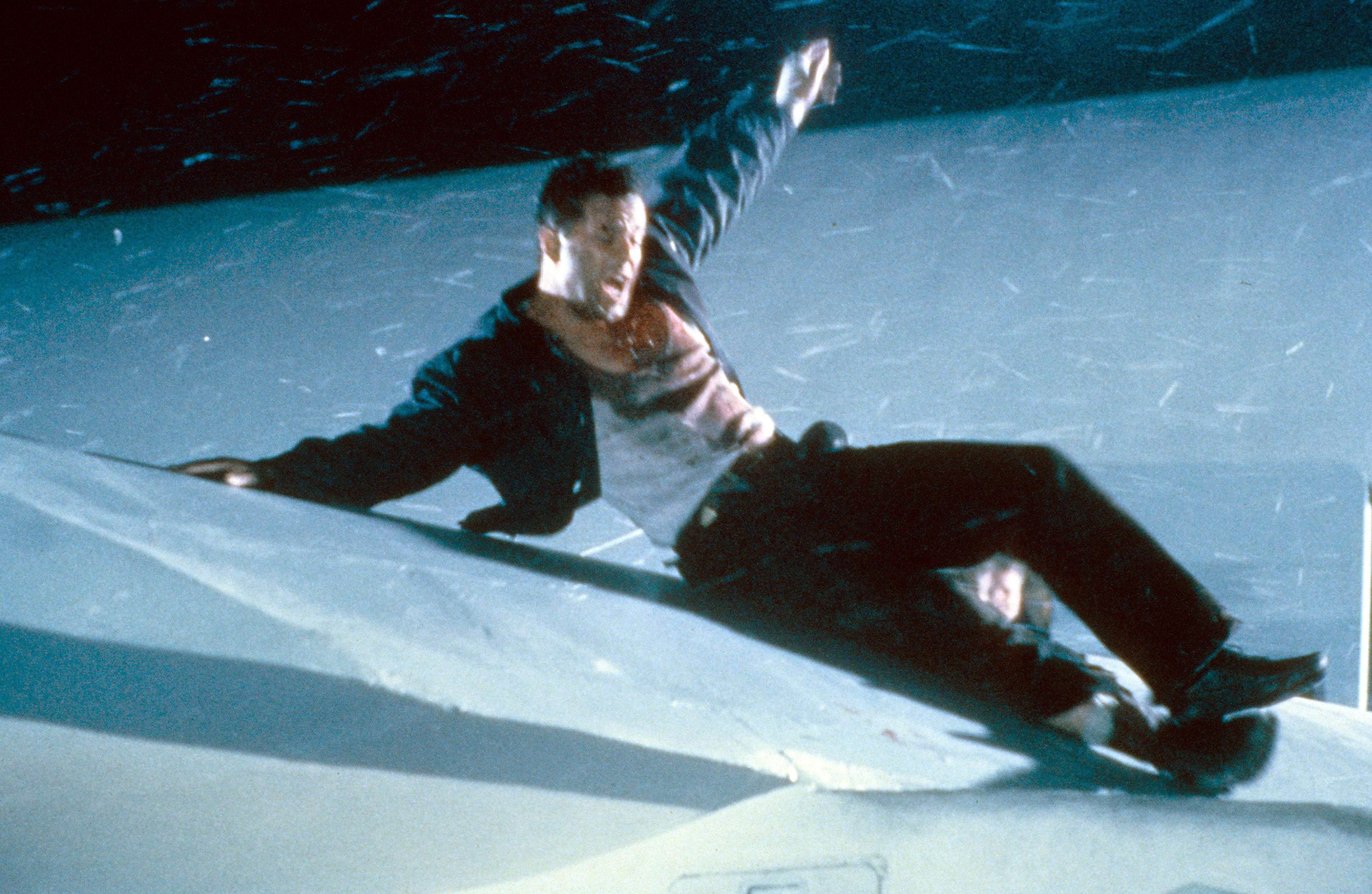 bruce willis sliding down the wing of a plane in die hard 2
