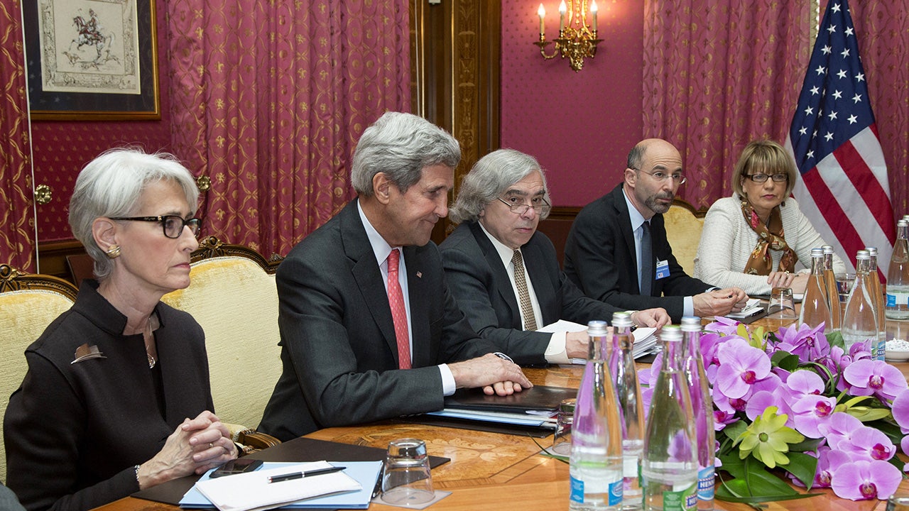 Robert Malley meets with Iran's foreign minister in 2015