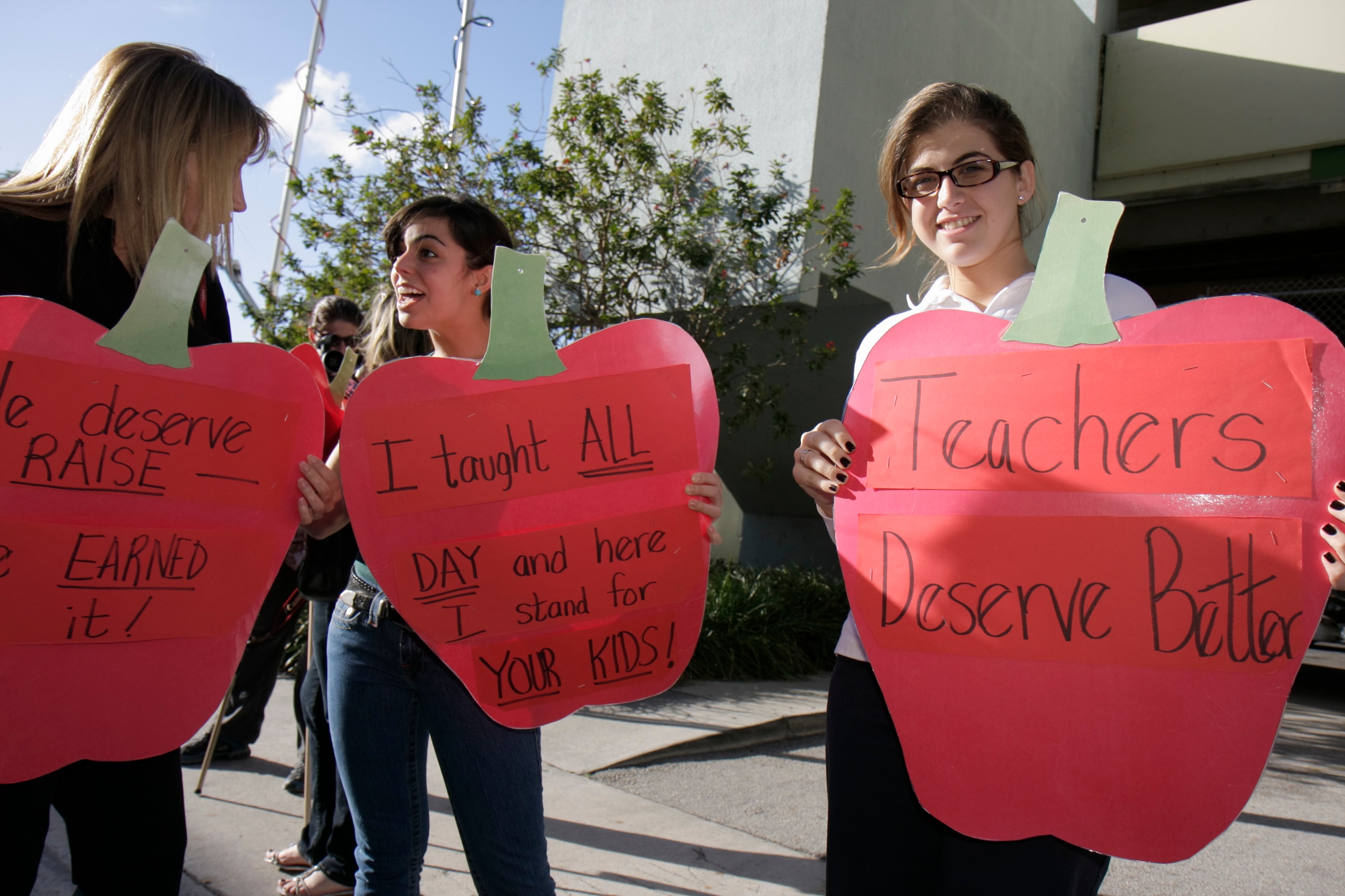 Teachers protesting low wages