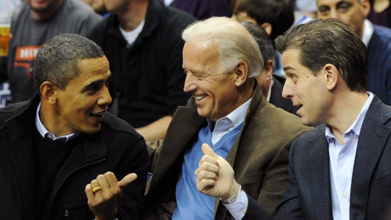الرئيس الأمريكي باراك أوباما (إلى اليسار) يحيي نائب الرئيس جو بايدن (وسط) ونجله هانتر بايدن