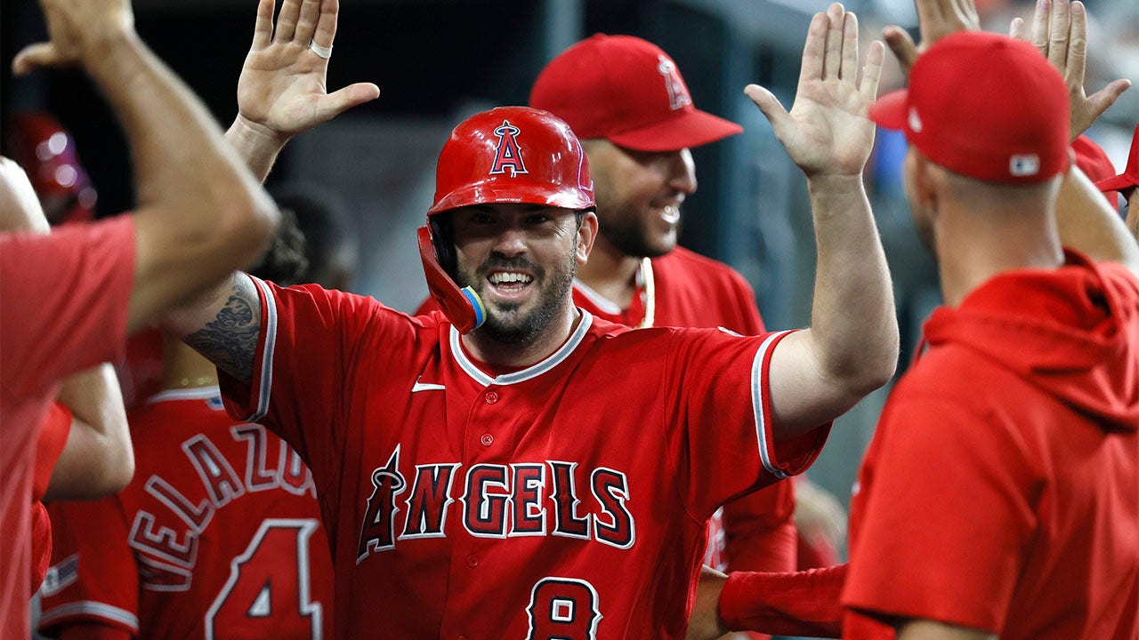 Mike Moustakas celebrates after scoring in the 10th