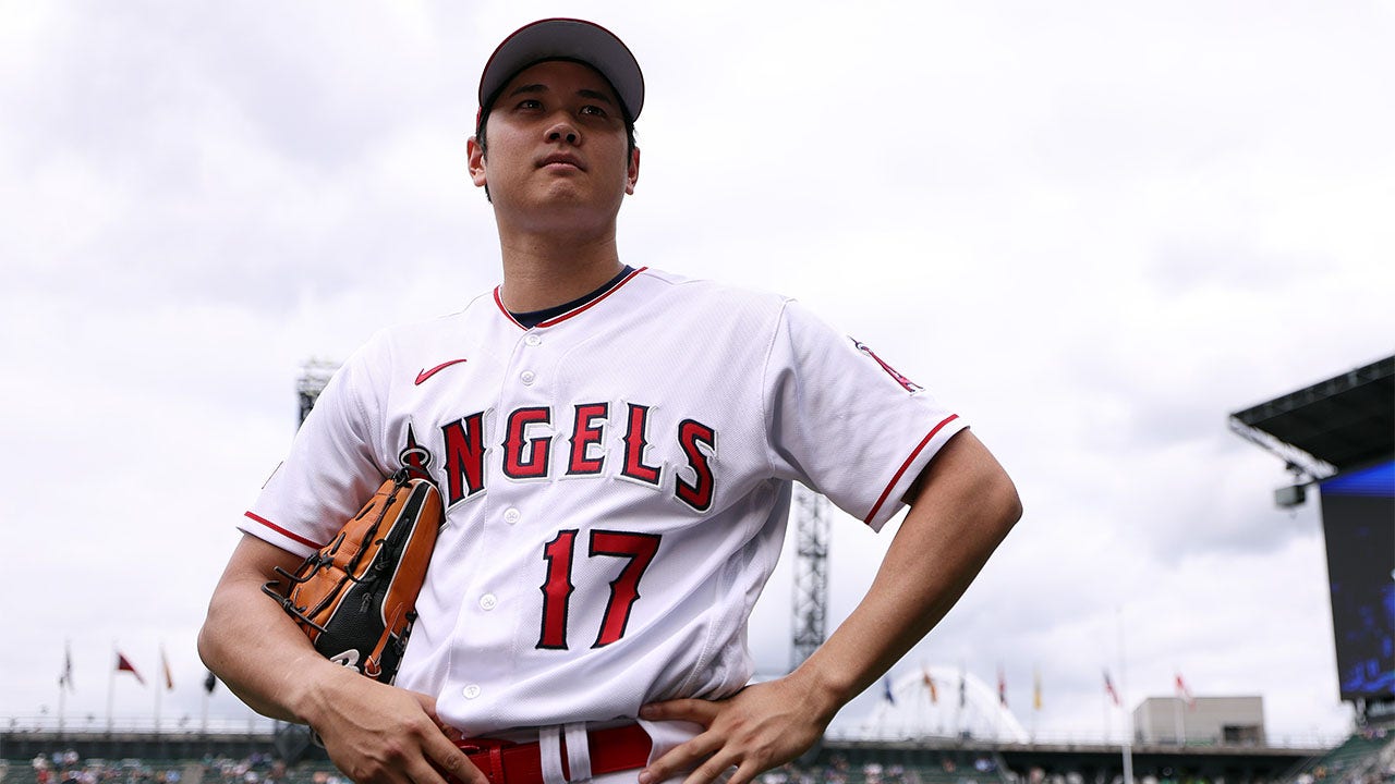 17 Shohei Ohtani L.A. Los Angeles Angels RED/WHITE Sewn Baseball