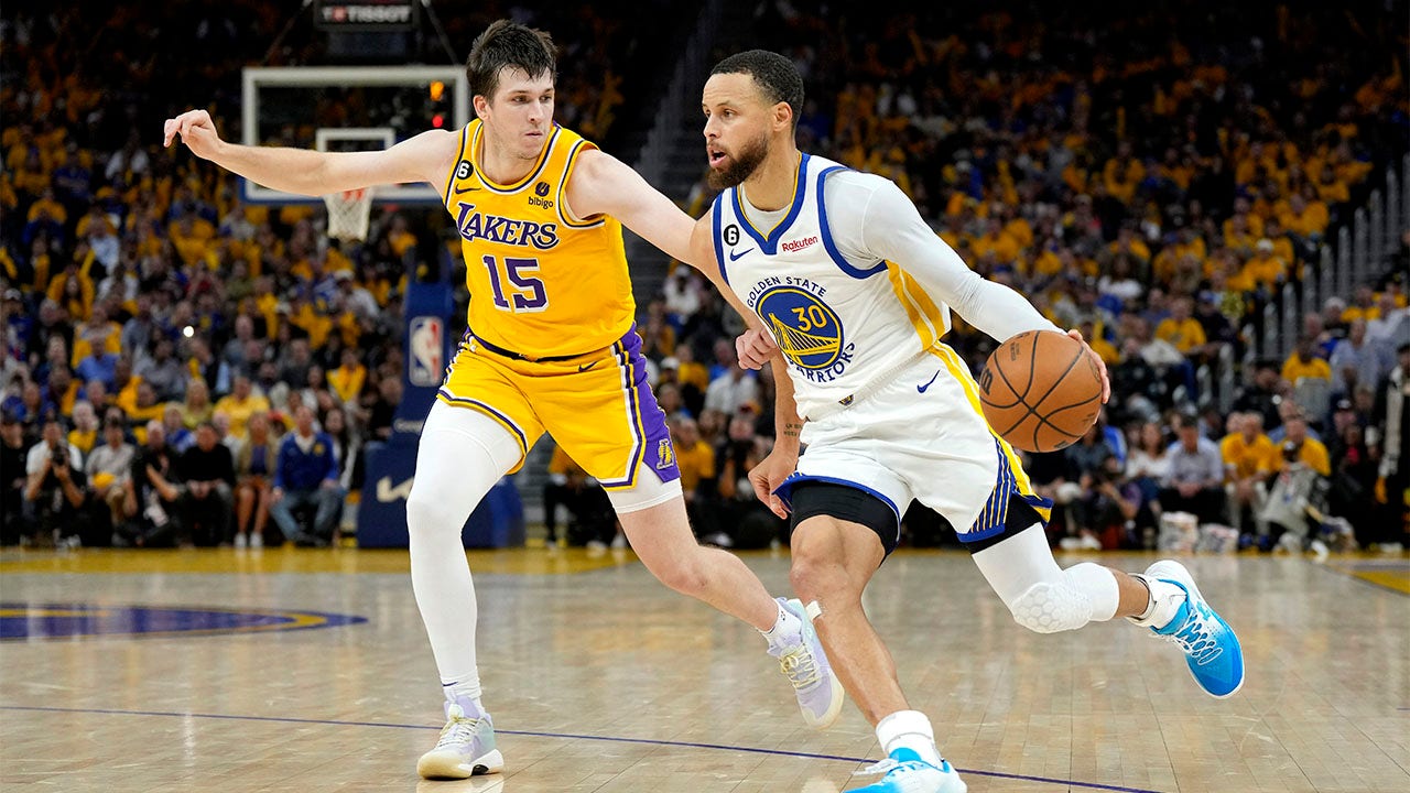 Stephen Curry supera a Austin Reaves