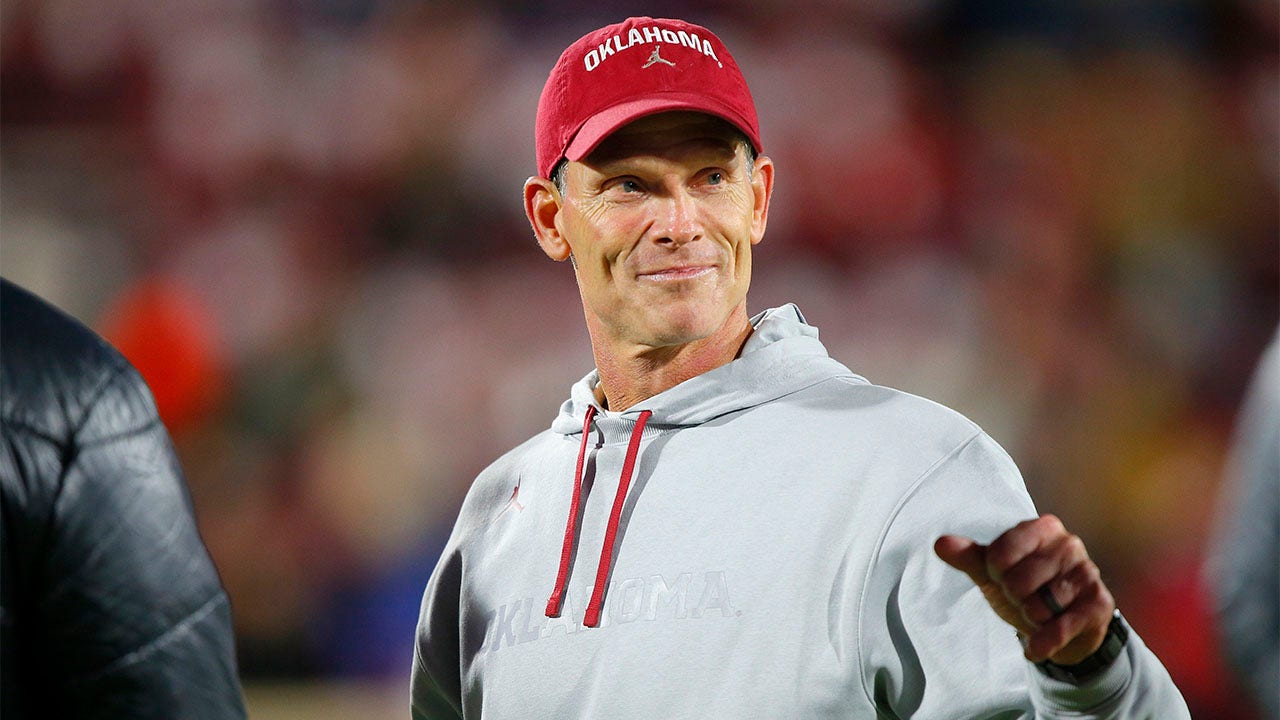 Sooners' Brent Venables says 'unlike' Deion Sanders, he gave players  'grace' period in first year as coach | Fox News