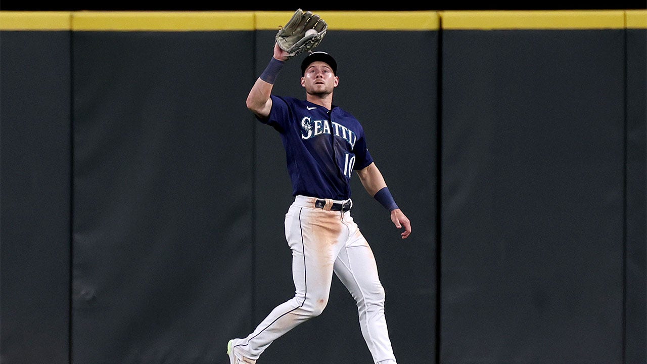 Jarred Kelenic makes a catch