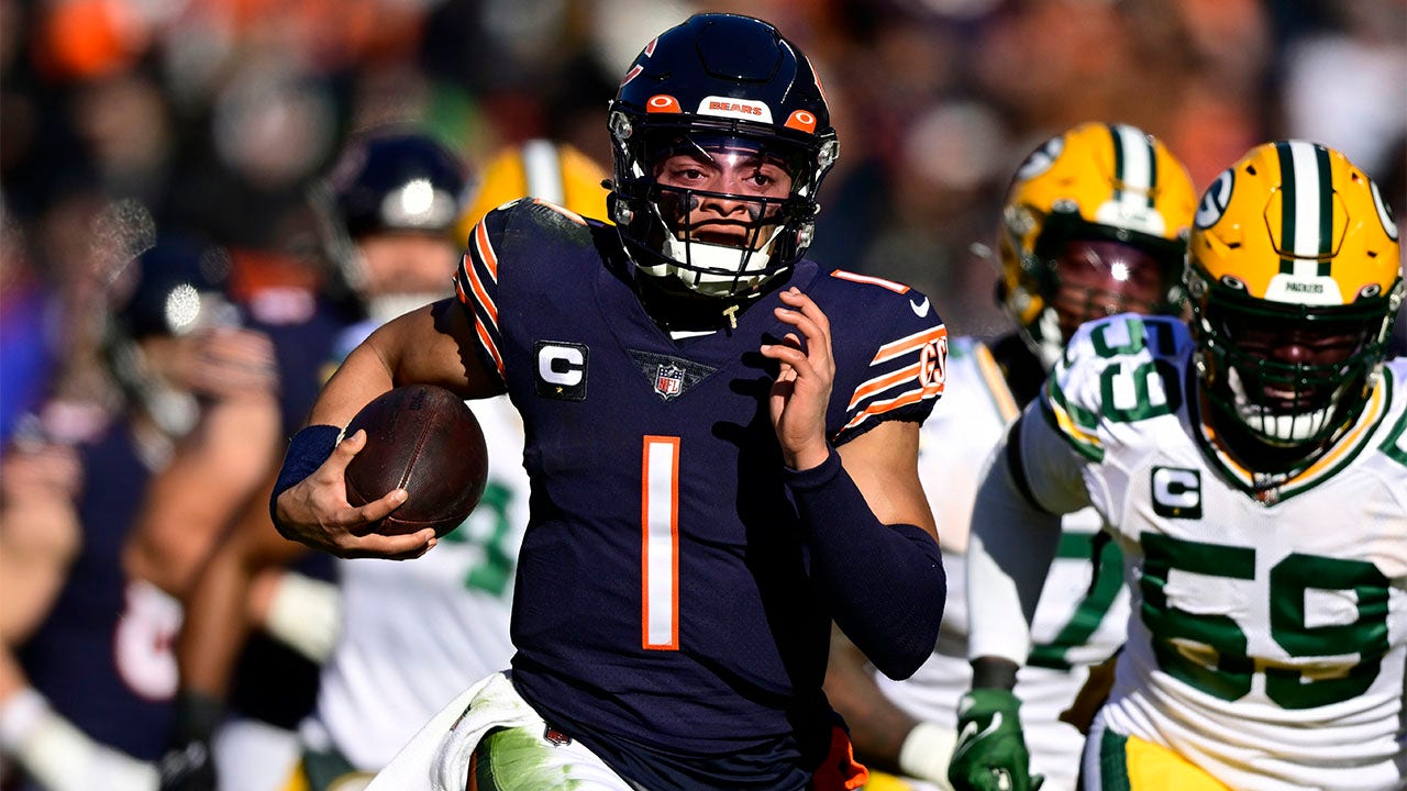 Chicago Bears quarterback Justin Fields (1) runs with the ball against the  Green Bay Packers during