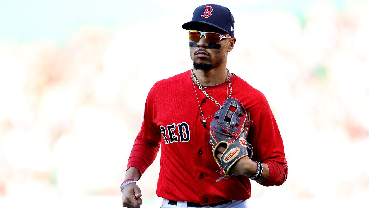 Mookie Betts, Red Sox'un bir üyesi olarak sığınağa koşuyor