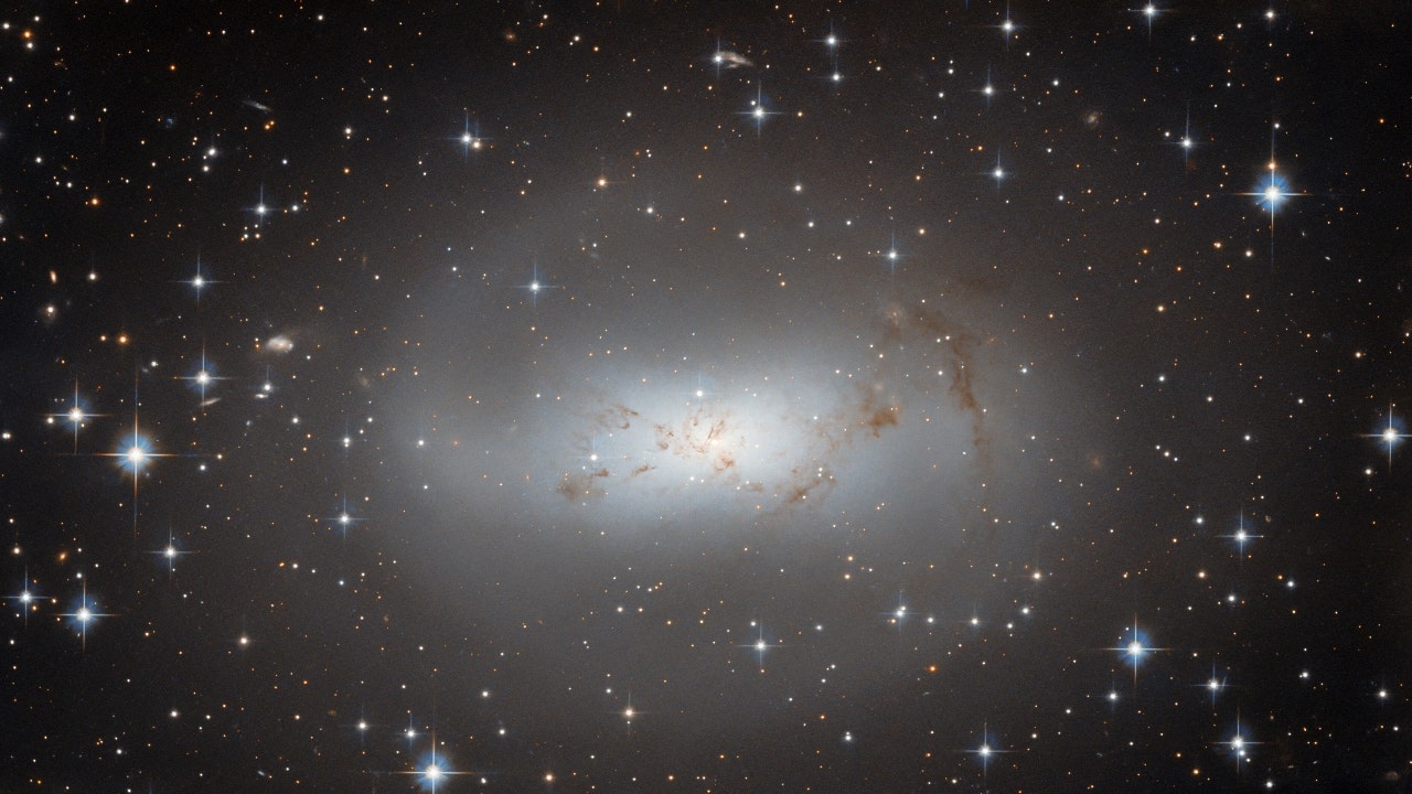 تلسكوب هابل يتألق مجرة ​​غير منتظمة تبعد 11 مليون سنة ضوئية