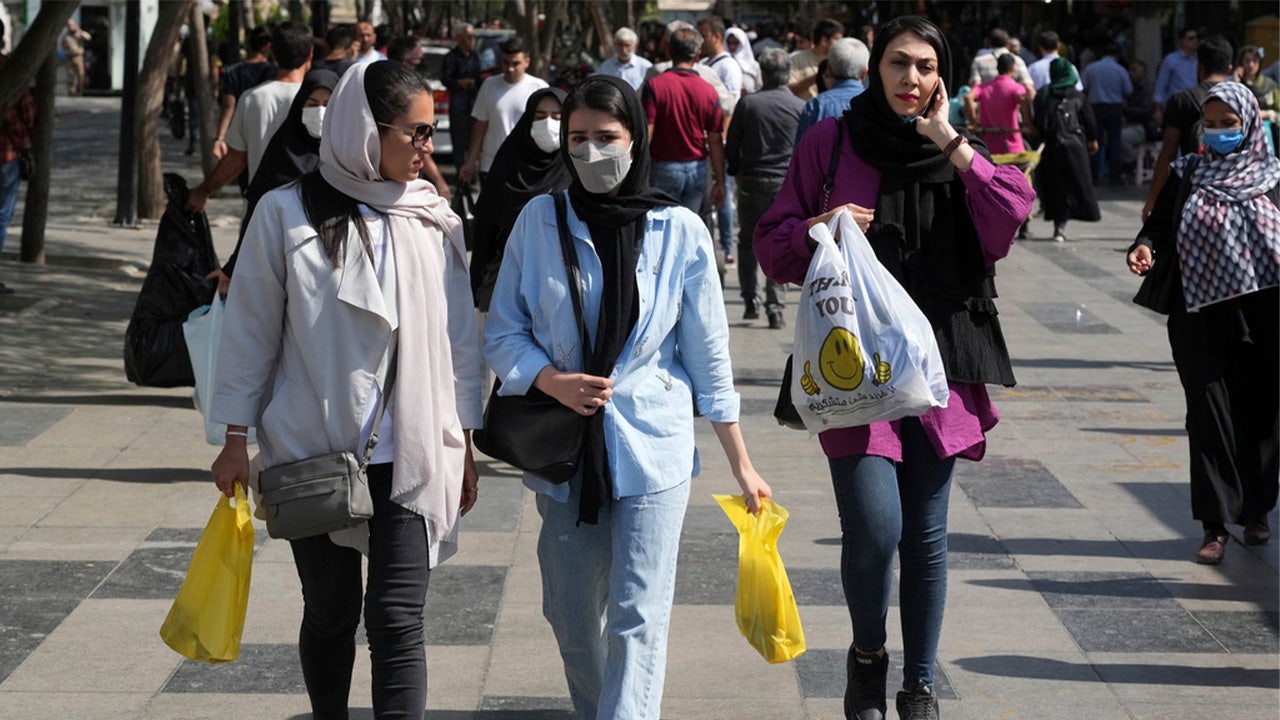 شرطة الآداب الإيرانية تستأنف الدوريات في الشوارع وتجبر النساء على ارتداء الحجاب بعد احتجاج استمر شهورا