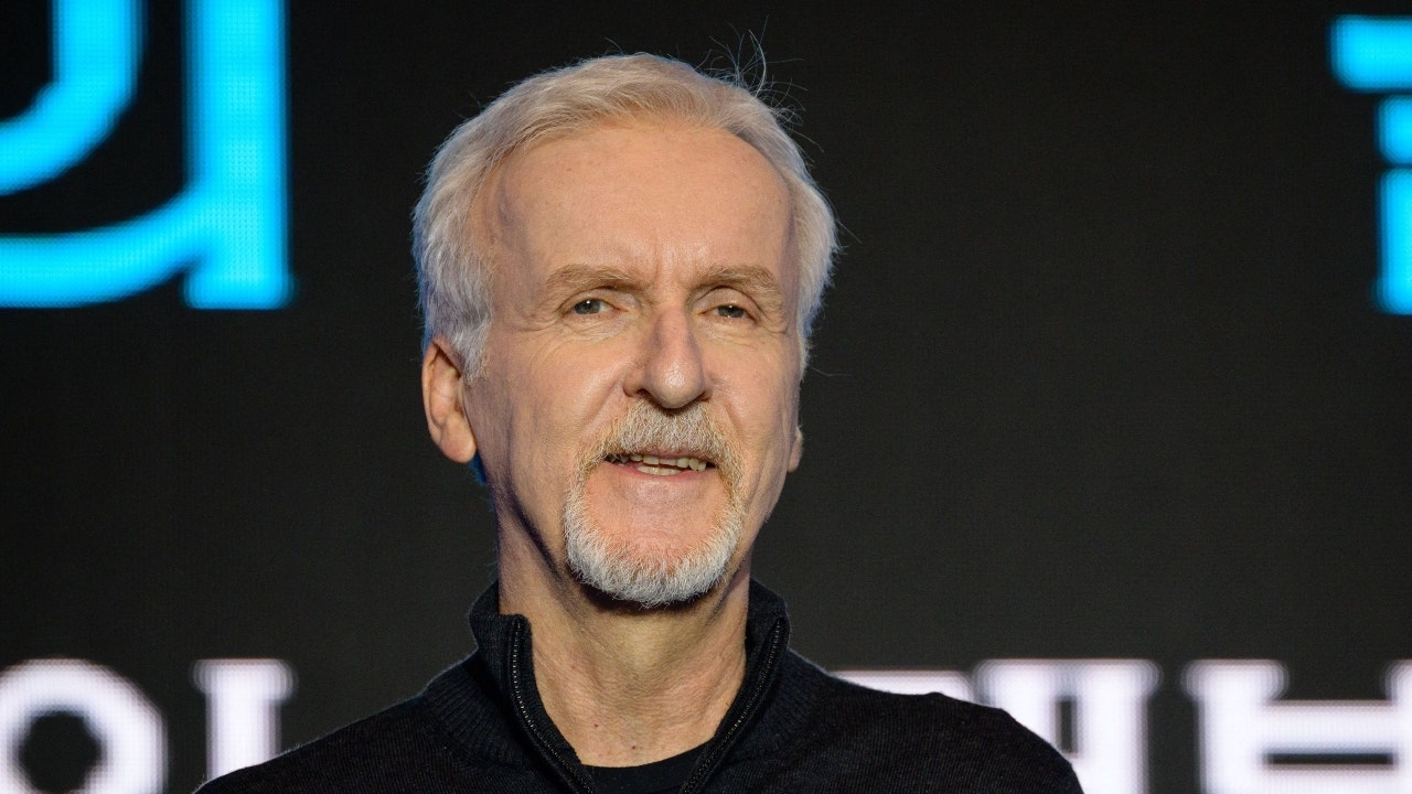 James Cameron gülümseyerek