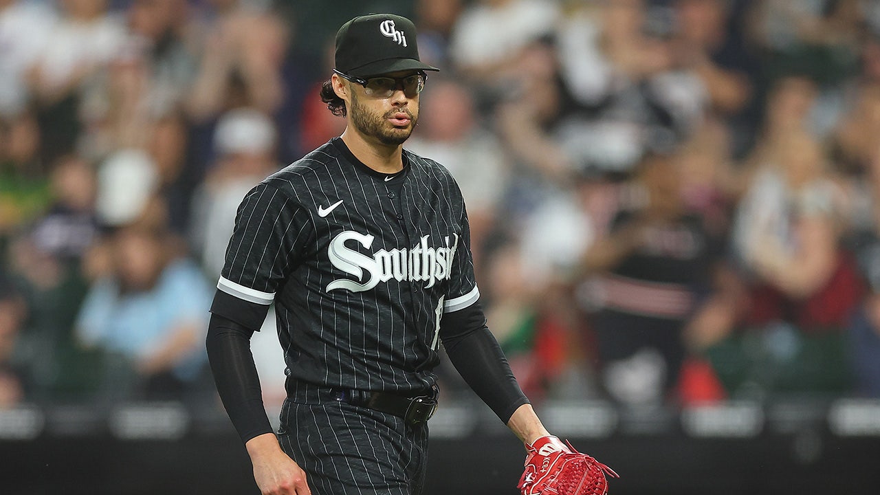 Joe Kelly reacts during a White Sox game