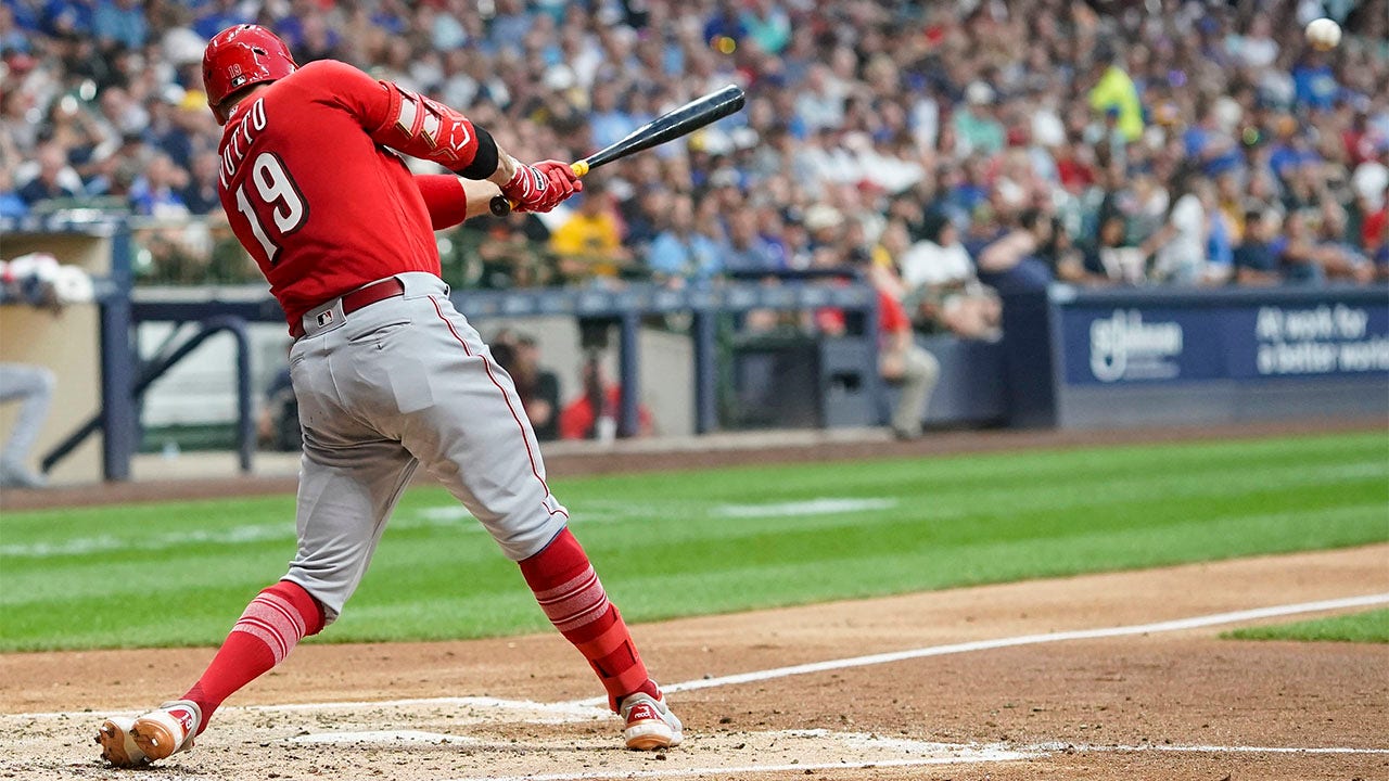 Joey Votto hits RBI single