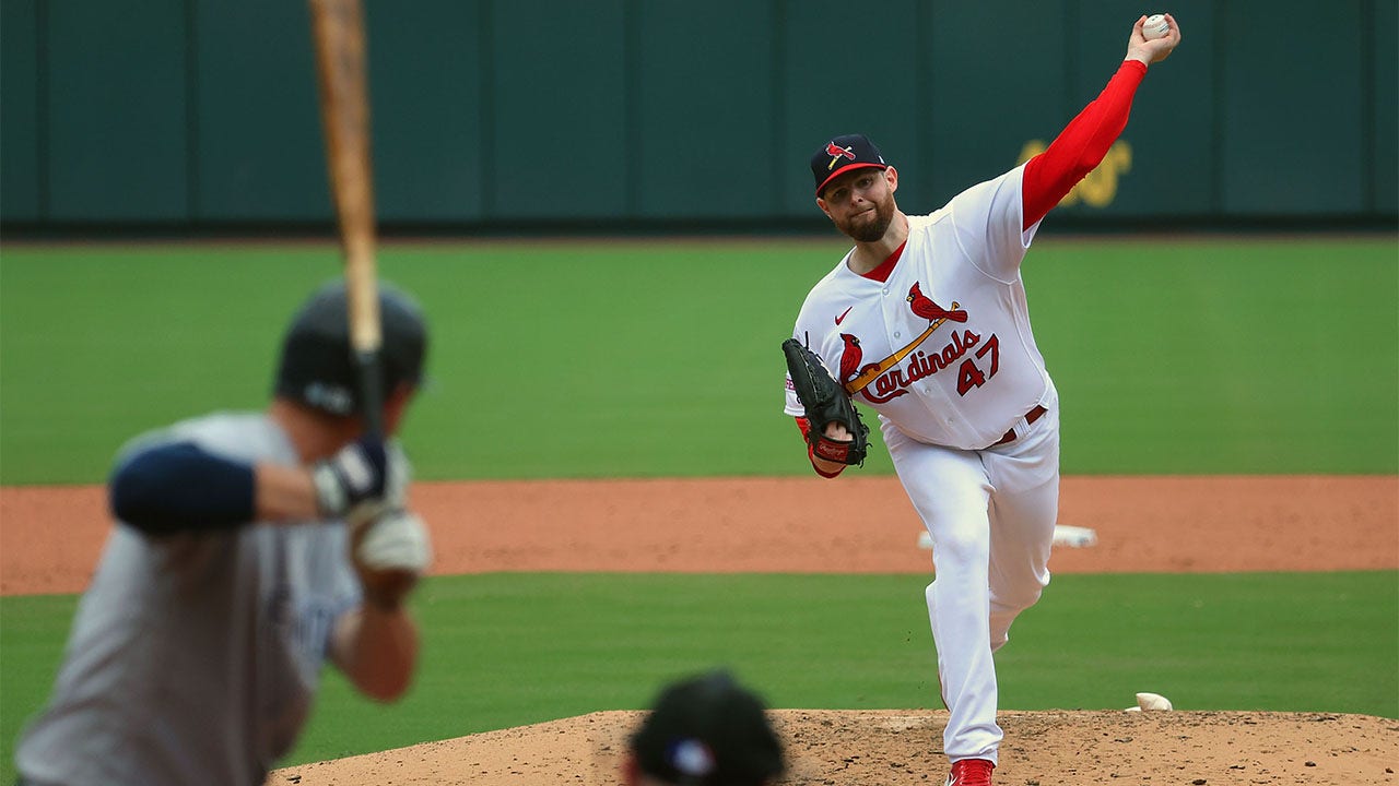 Photo: Umpire Lance Barksdale Give St. Louis Cardinals Catcher