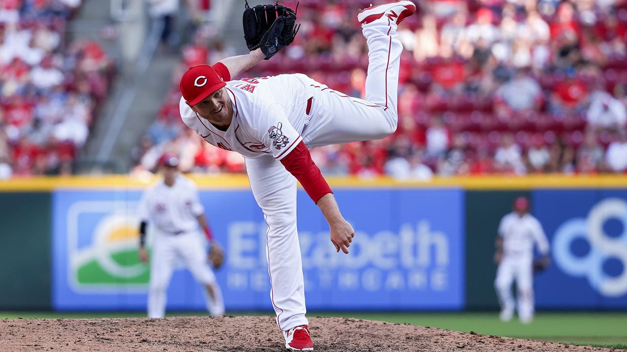 Justin Wilson throws for the Reds
