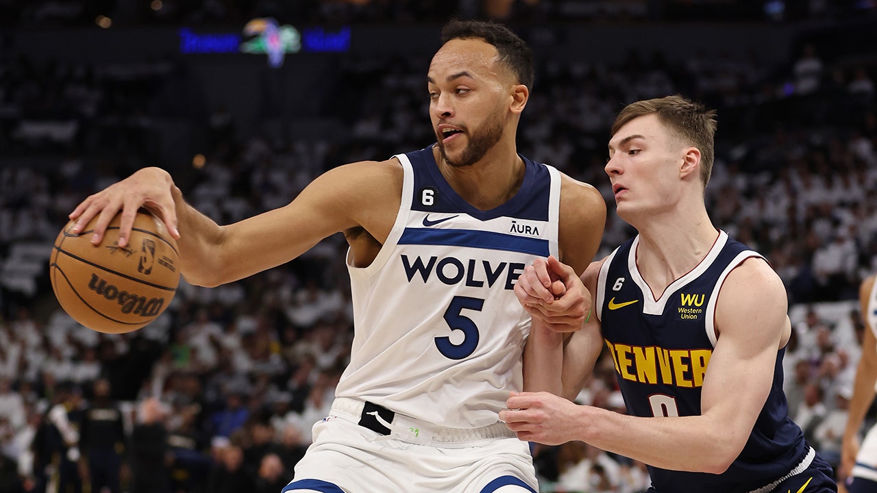 Christian Braun defiende a Kyle Anderson