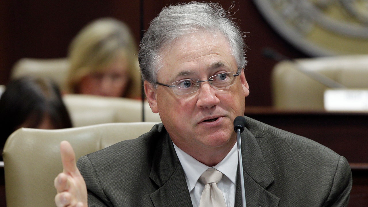 Arkansas Treasurer Mark Lowery dies after suffering 2 strokes