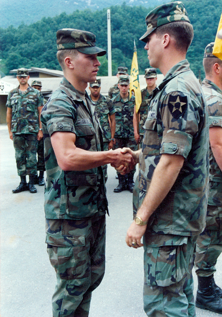 Craig Morgan shakes soldiers hand