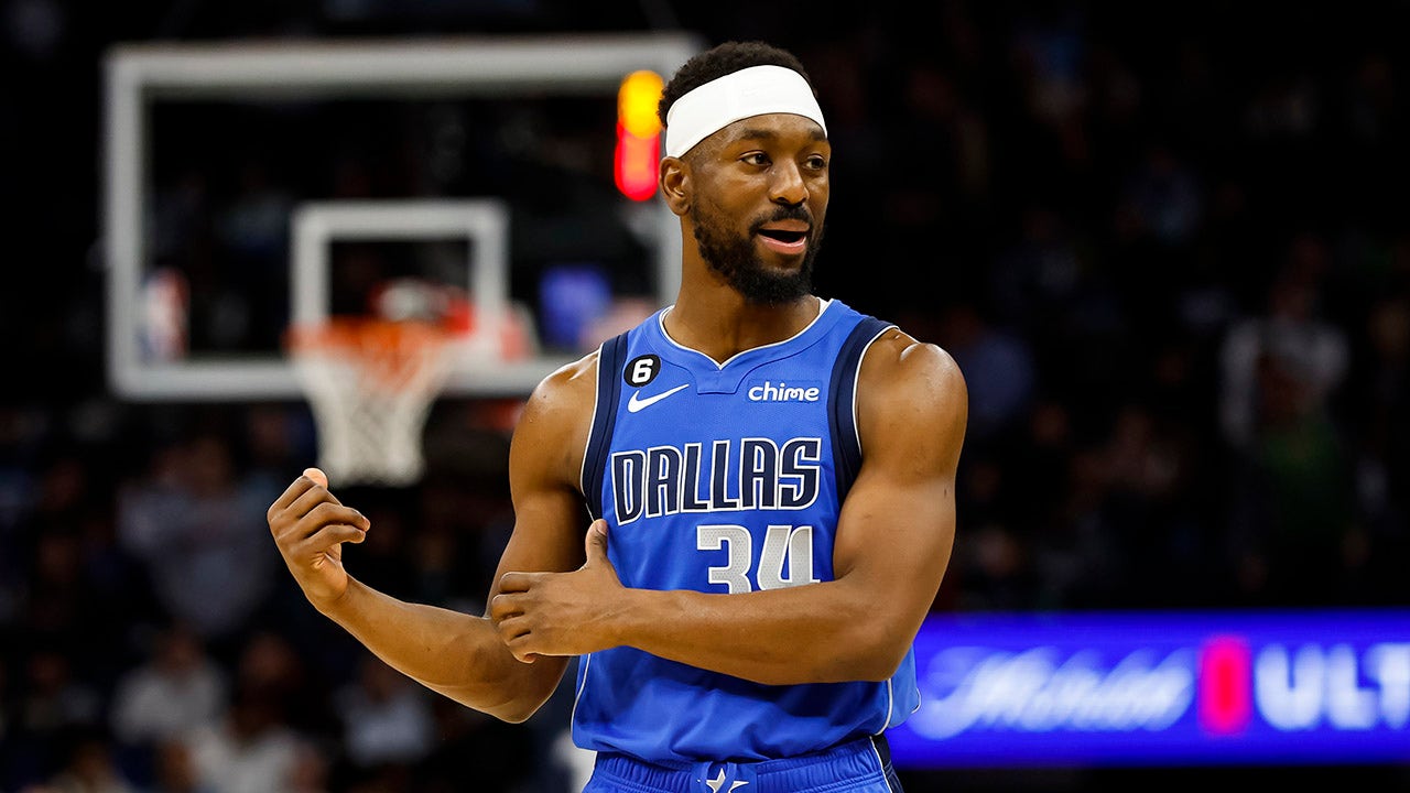 Kemba Walker on the basketball court during a Dallas Mavericks game