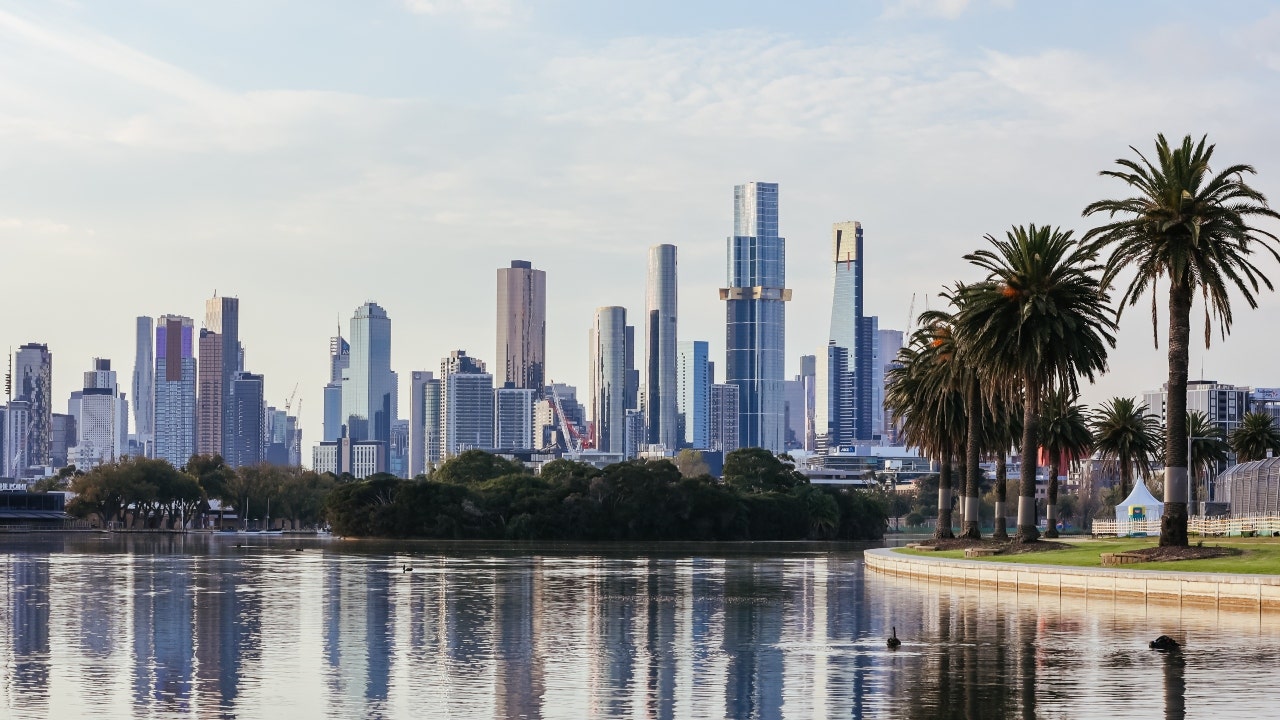 Sonniger Tag und die Skyline von Melbourne 
