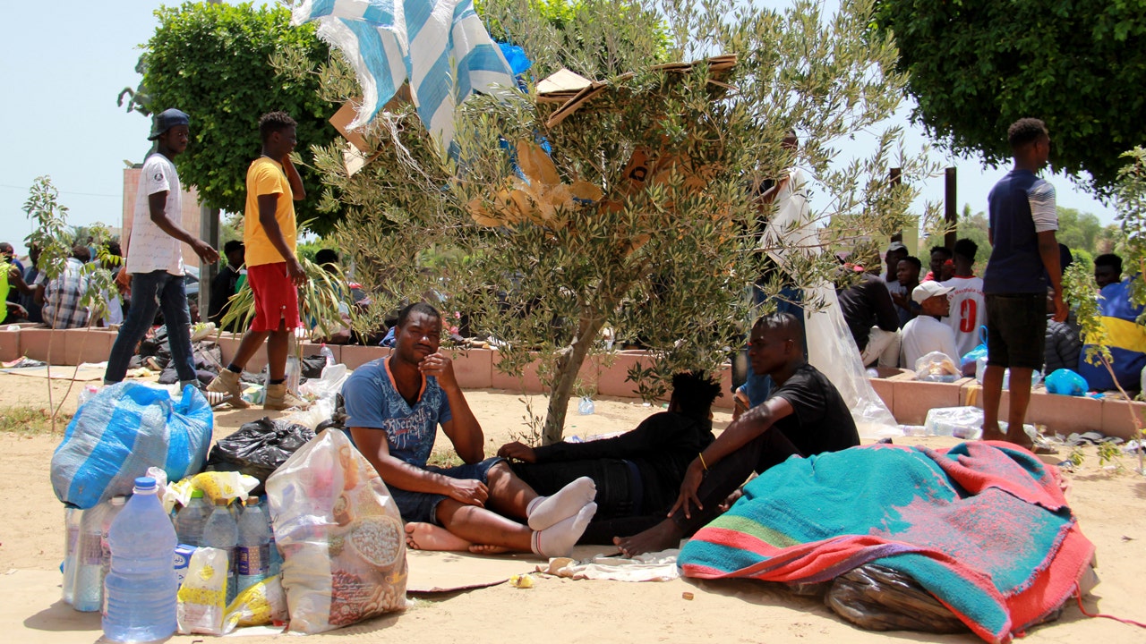 مأساة تضرب حيث عثر على 15 مهاجرا ميتا قبالة الساحل التونسي وعلى طول الحدود مع الجزائر
