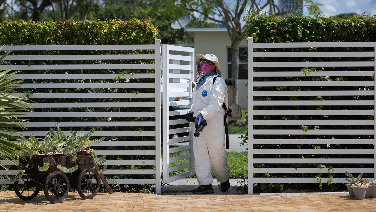 Un inspecteur de Miami-Dade Mosquito Control pulvérise un pesticide pour tuer les moustiques